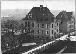 Bild 3. Institut für Boden- und Pflanzenbaulehre in Bonn- Poppelsdorf. (Vorn links die zugehörige Scheune mit Bansen-, Speicher- und Kellerraum.)
